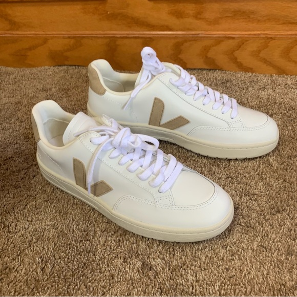 Veja Other - Veja V12 US men’s 9 women’s 11 leather sneakers Euro 42
